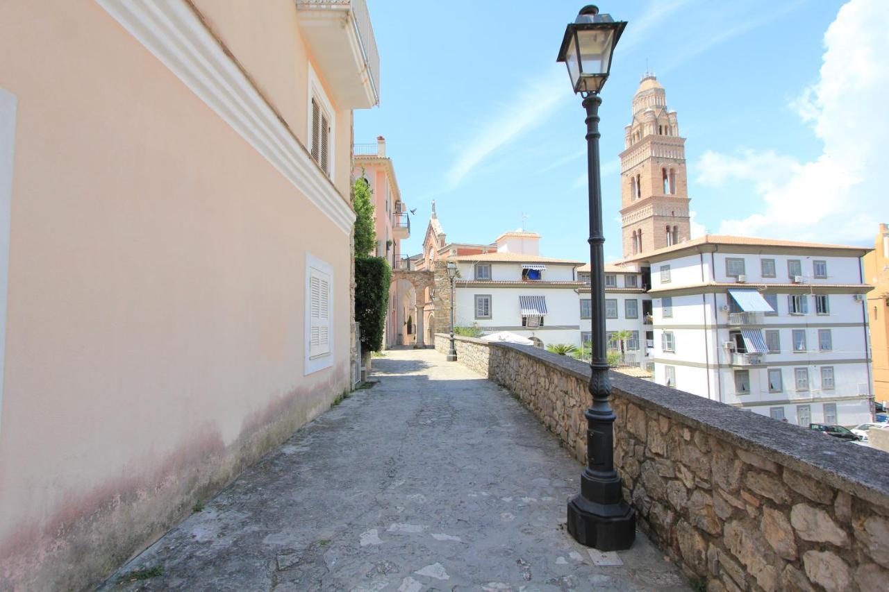 Отель Sapore Di Mare Al Duomo Гаэта Экстерьер фото